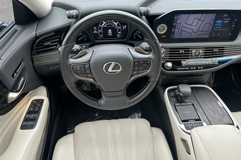Lexus LS Vehicle Full-screen Gallery Image 14