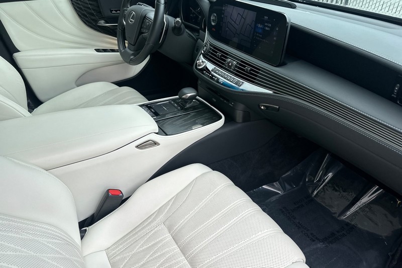 Lexus LS Vehicle Full-screen Gallery Image 15