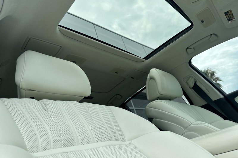 Lexus LS Vehicle Full-screen Gallery Image 16