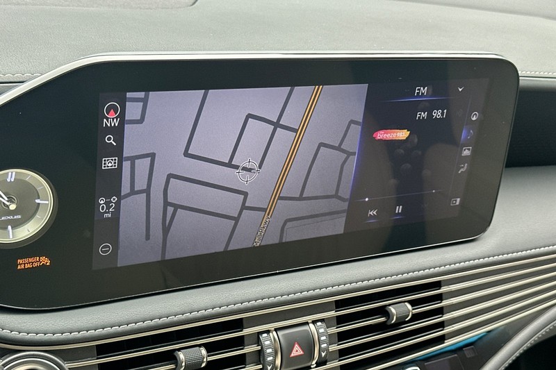 Lexus LS Vehicle Full-screen Gallery Image 17