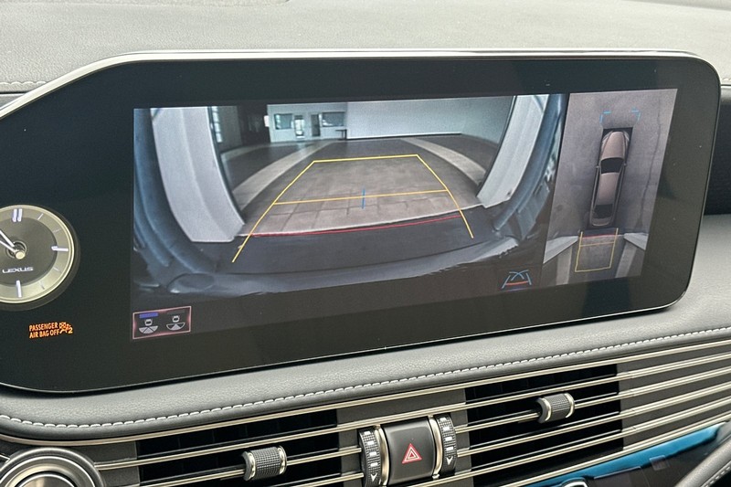 Lexus LS Vehicle Full-screen Gallery Image 18