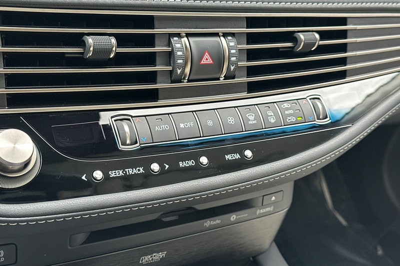 Lexus LS Vehicle Full-screen Gallery Image 19
