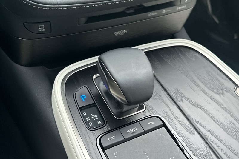 Lexus LS Vehicle Full-screen Gallery Image 20