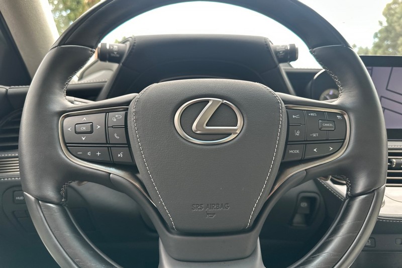 Lexus LS Vehicle Full-screen Gallery Image 22