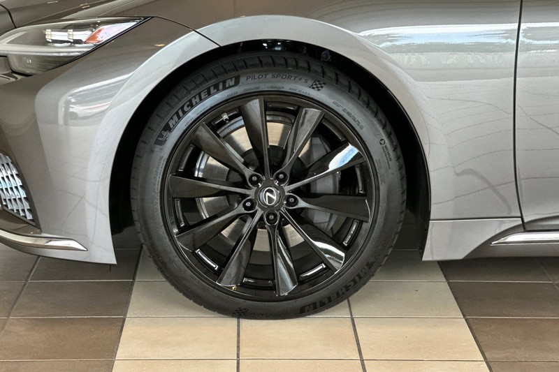 Lexus LS Vehicle Full-screen Gallery Image 25