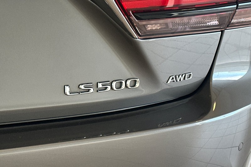 Lexus LS Vehicle Full-screen Gallery Image 26