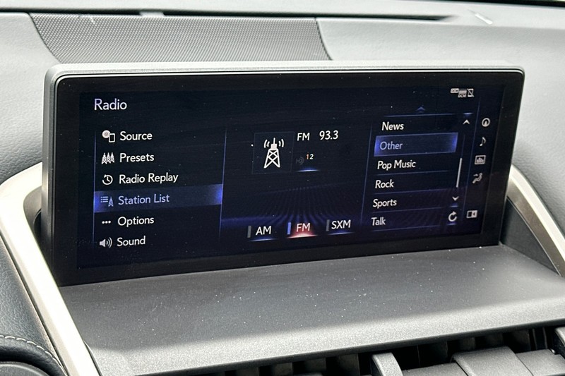 Lexus NX Vehicle Full-screen Gallery Image 18