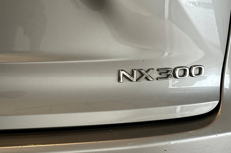 Lexus NX Vehicle Full-screen Gallery Image 27