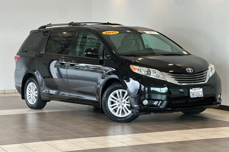 Toyota Sienna Vehicle Full-screen Gallery Image 02