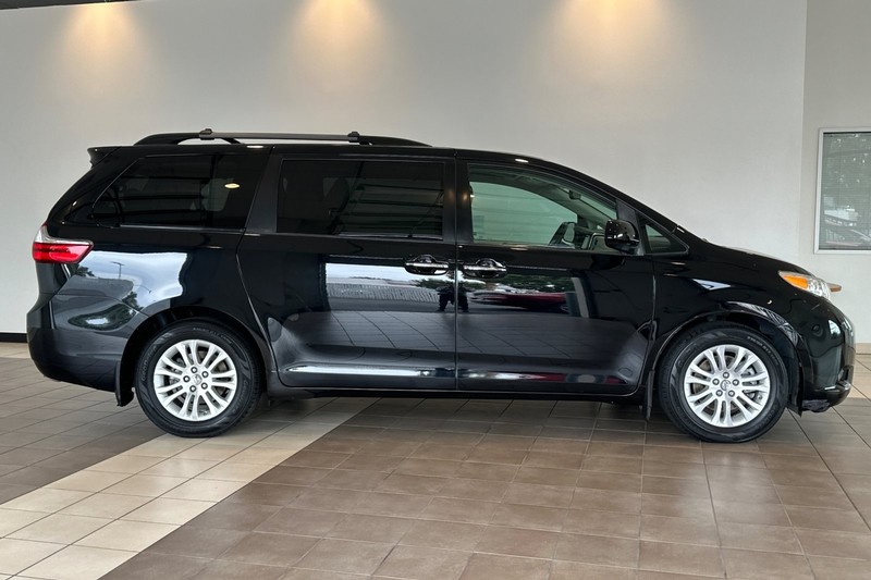 Toyota Sienna Vehicle Full-screen Gallery Image 03