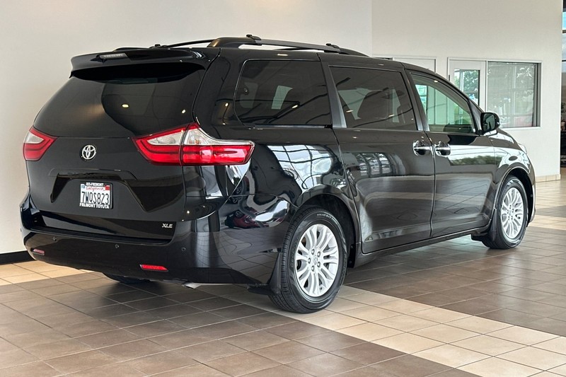Toyota Sienna Vehicle Full-screen Gallery Image 04