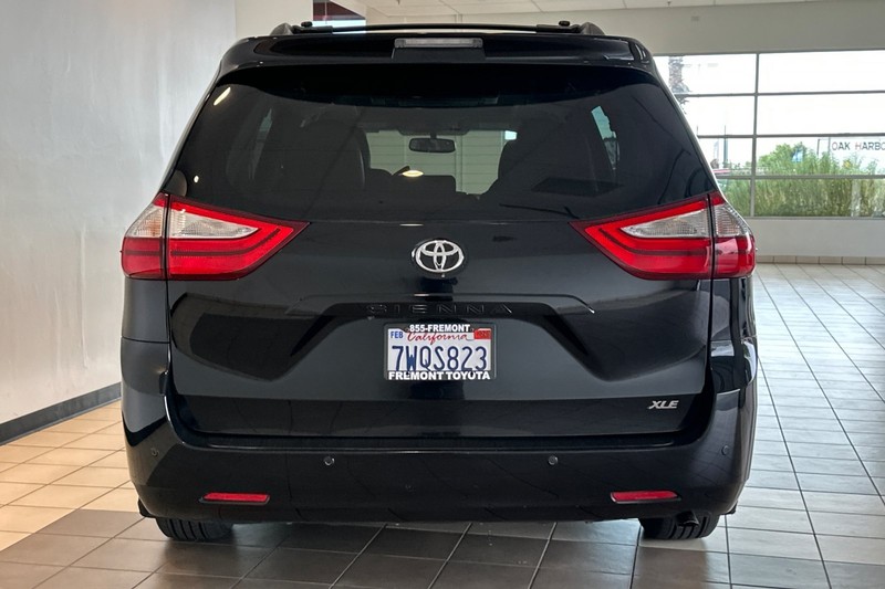 Toyota Sienna Vehicle Full-screen Gallery Image 05