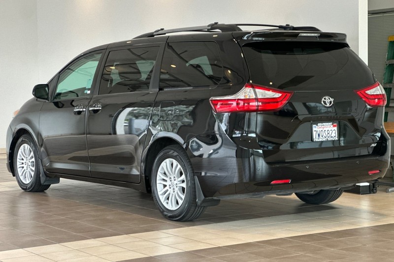 Toyota Sienna Vehicle Full-screen Gallery Image 06