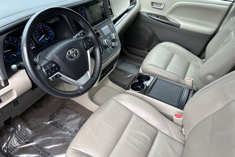 Toyota Sienna Vehicle Full-screen Gallery Image 10