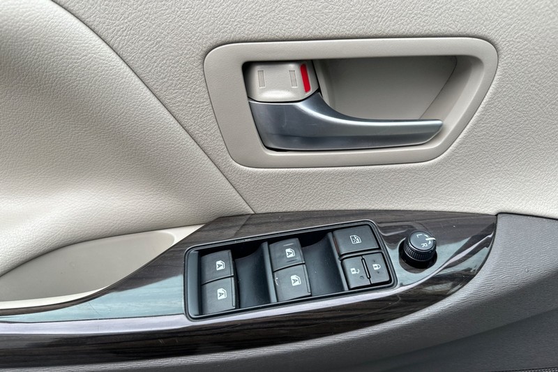 Toyota Sienna Vehicle Full-screen Gallery Image 11