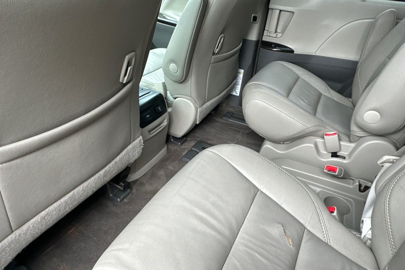 Toyota Sienna Vehicle Full-screen Gallery Image 12