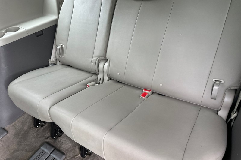 Toyota Sienna Vehicle Full-screen Gallery Image 15