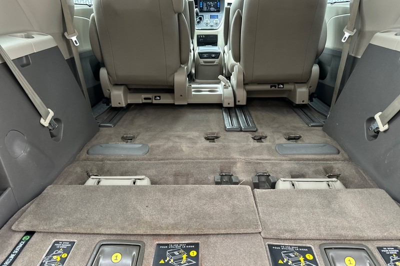 Toyota Sienna Vehicle Full-screen Gallery Image 16