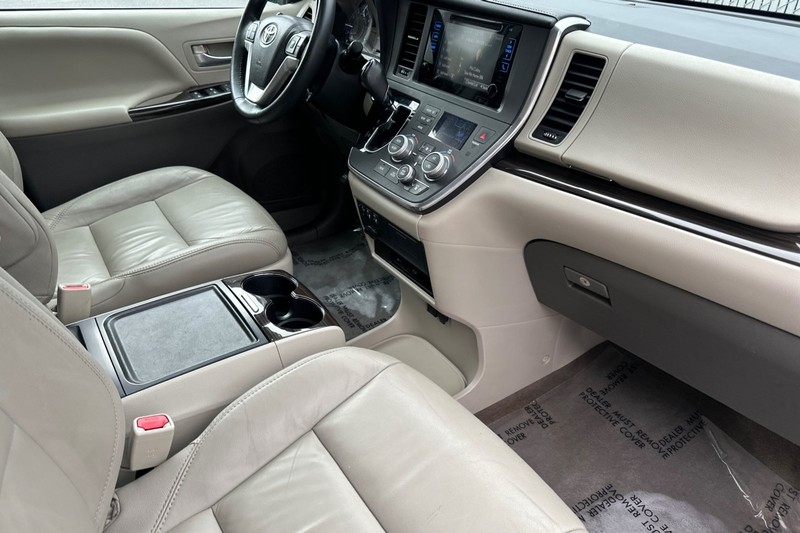 Toyota Sienna Vehicle Full-screen Gallery Image 17