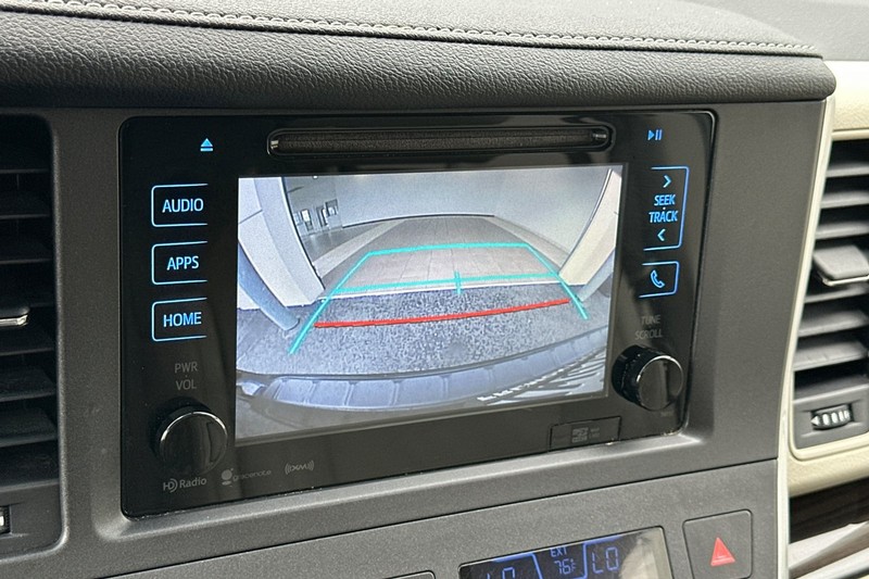 Toyota Sienna Vehicle Full-screen Gallery Image 20