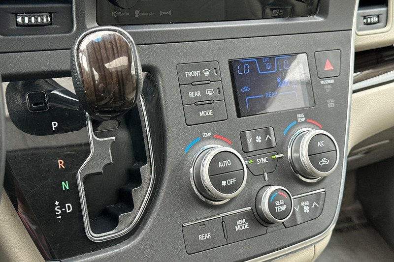 Toyota Sienna Vehicle Full-screen Gallery Image 21