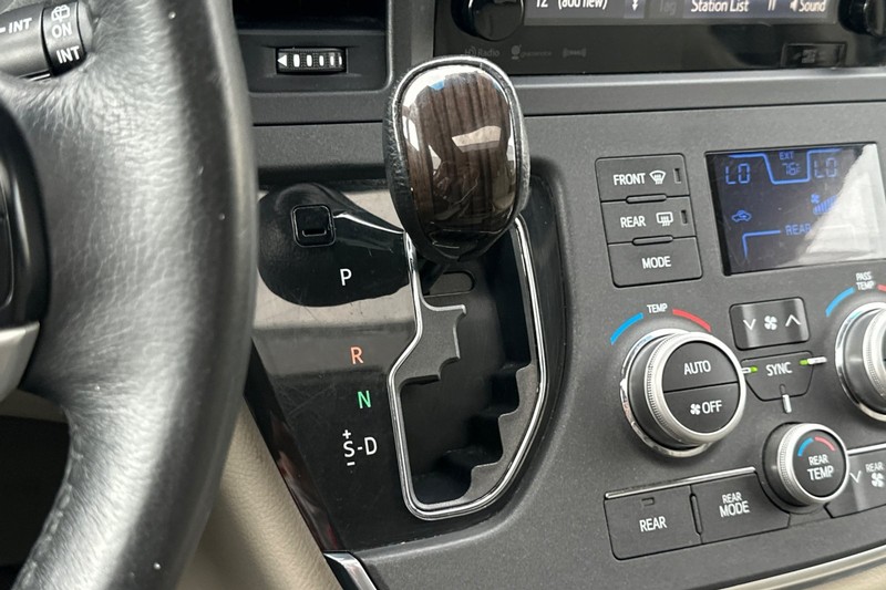 Toyota Sienna Vehicle Full-screen Gallery Image 22