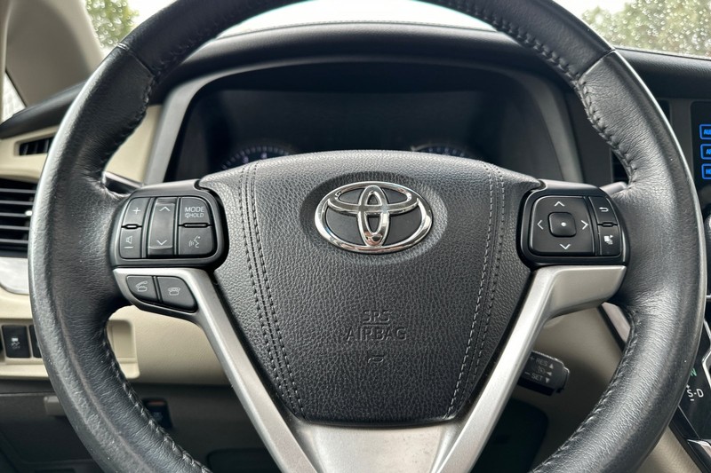 Toyota Sienna Vehicle Full-screen Gallery Image 24