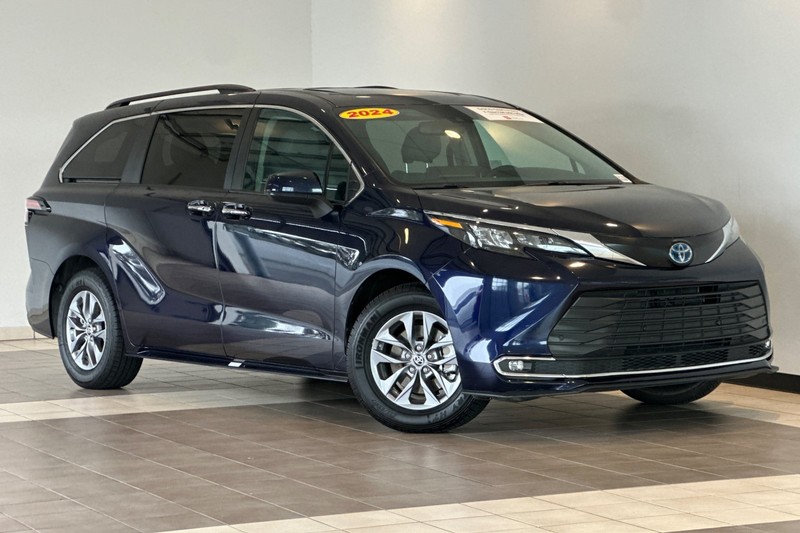 Toyota Sienna Vehicle Full-screen Gallery Image 02