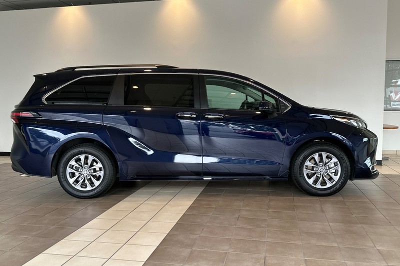 Toyota Sienna Vehicle Full-screen Gallery Image 03