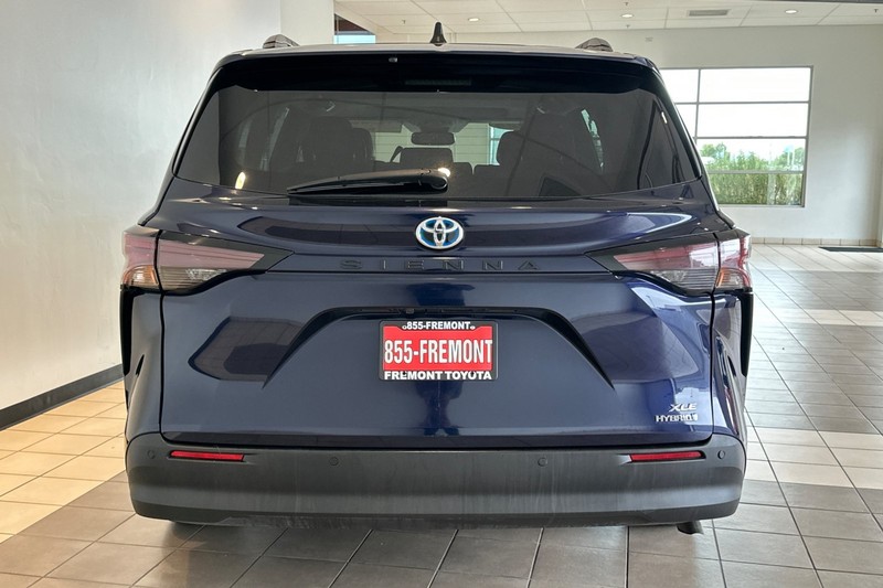 Toyota Sienna Vehicle Full-screen Gallery Image 05