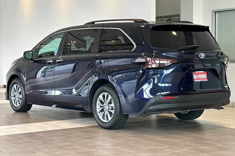 Toyota Sienna Vehicle Full-screen Gallery Image 06