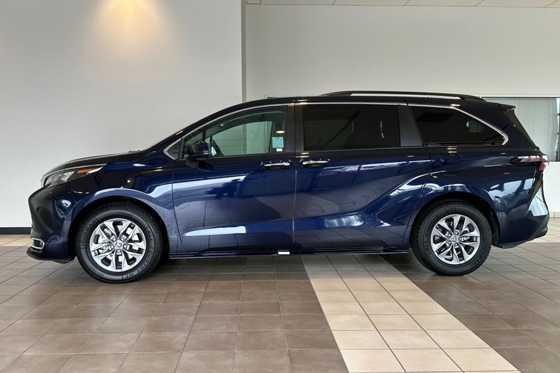 Toyota Sienna Vehicle Full-screen Gallery Image 07