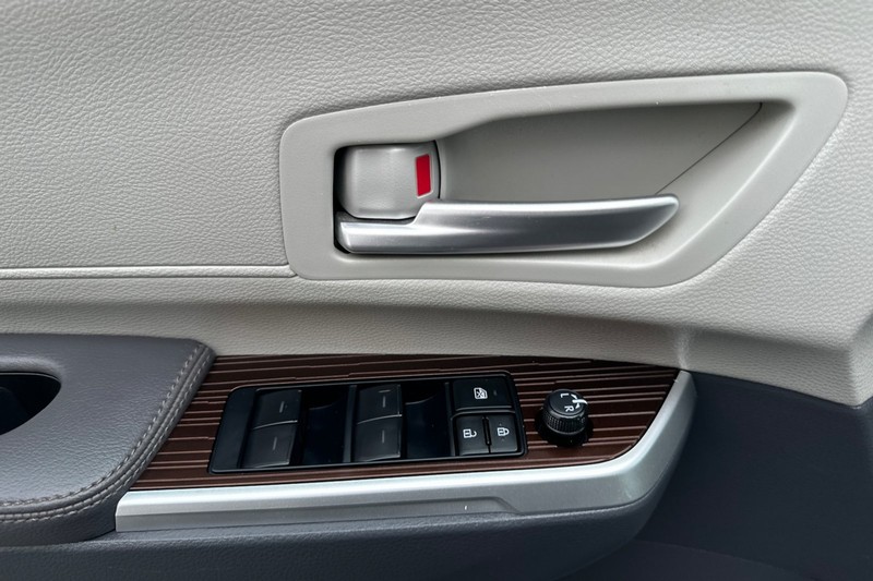 Toyota Sienna Vehicle Full-screen Gallery Image 11