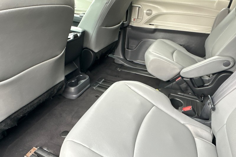 Toyota Sienna Vehicle Full-screen Gallery Image 12