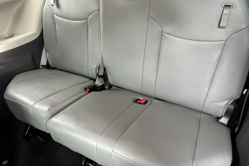 Toyota Sienna Vehicle Full-screen Gallery Image 15