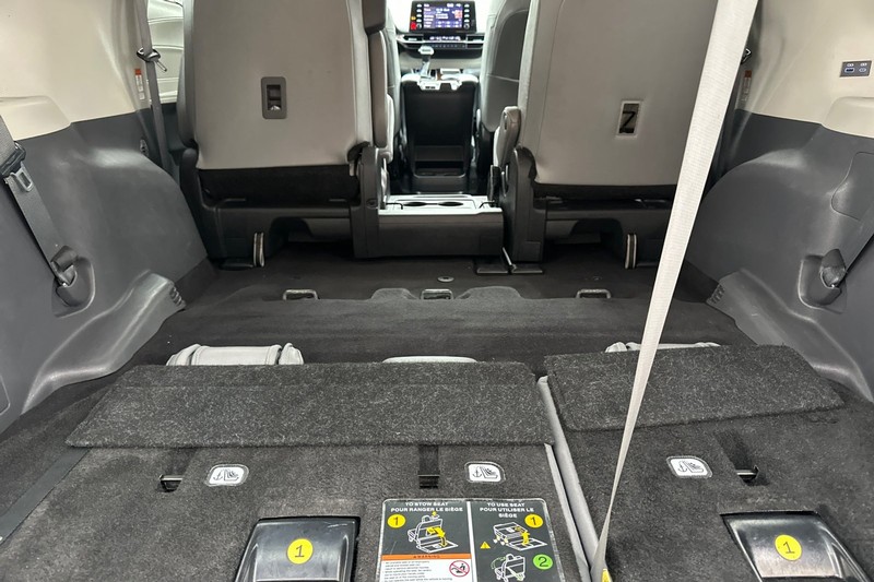 Toyota Sienna Vehicle Full-screen Gallery Image 16