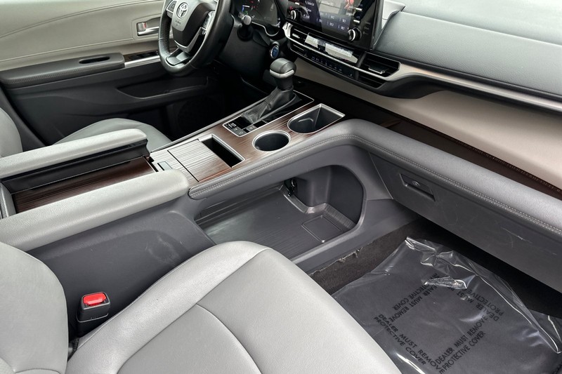 Toyota Sienna Vehicle Full-screen Gallery Image 17