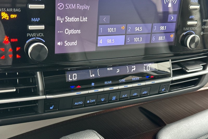 Toyota Sienna Vehicle Full-screen Gallery Image 21