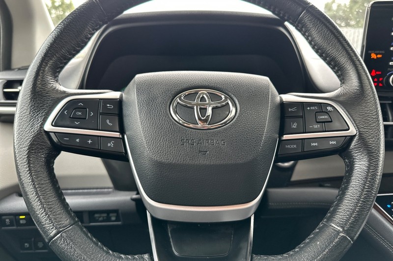 Toyota Sienna Vehicle Full-screen Gallery Image 24