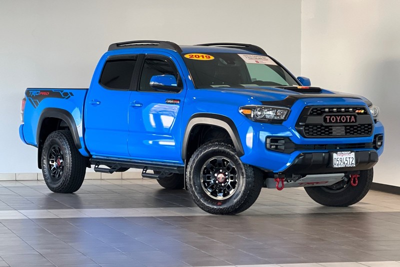 Toyota Tacoma 4WD Vehicle Full-screen Gallery Image 02