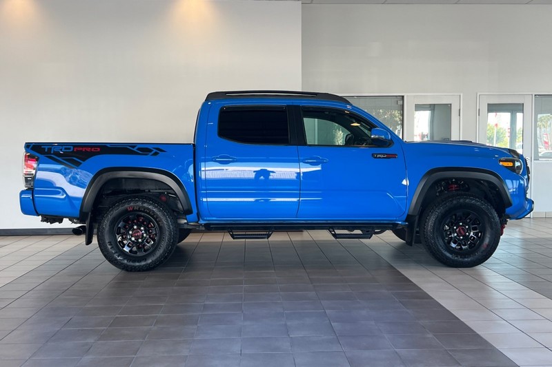 Toyota Tacoma 4WD Vehicle Full-screen Gallery Image 03