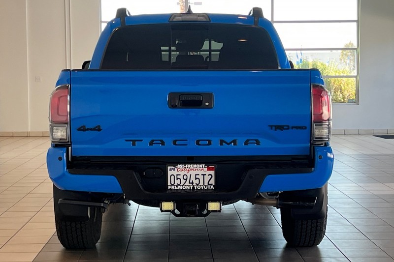 Toyota Tacoma 4WD Vehicle Full-screen Gallery Image 05