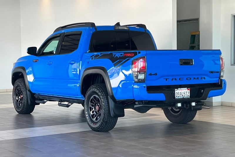 Toyota Tacoma 4WD Vehicle Full-screen Gallery Image 06