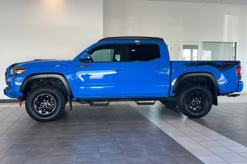 Toyota Tacoma 4WD Vehicle Full-screen Gallery Image 07