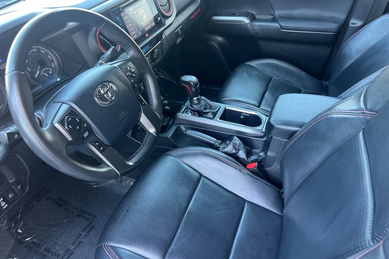 Toyota Tacoma 4WD Vehicle Full-screen Gallery Image 10