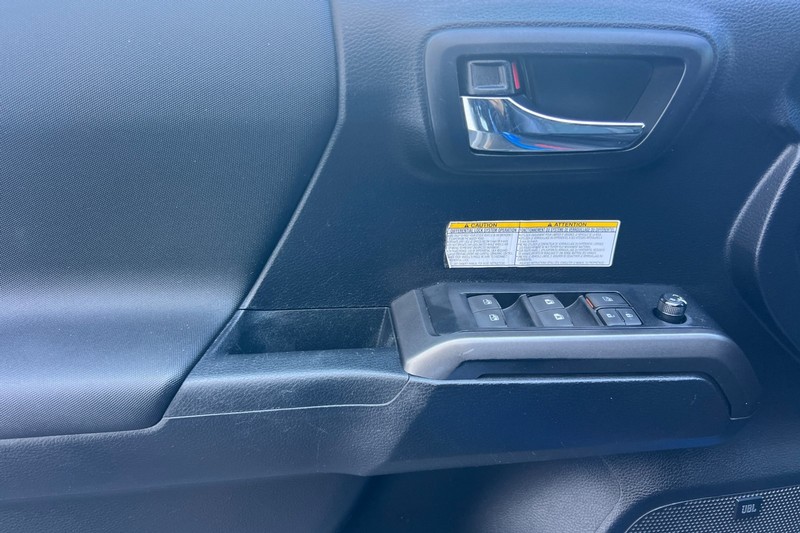 Toyota Tacoma 4WD Vehicle Full-screen Gallery Image 11