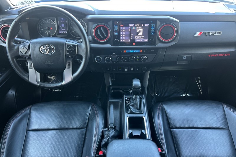 Toyota Tacoma 4WD Vehicle Full-screen Gallery Image 13