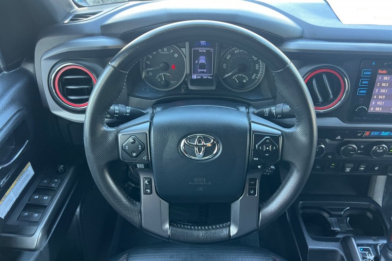 Toyota Tacoma 4WD Vehicle Full-screen Gallery Image 14