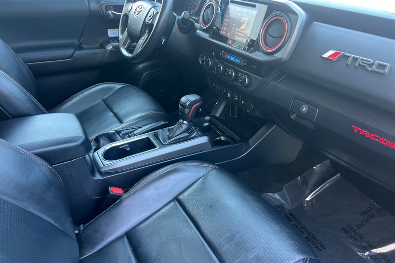 Toyota Tacoma 4WD Vehicle Full-screen Gallery Image 15