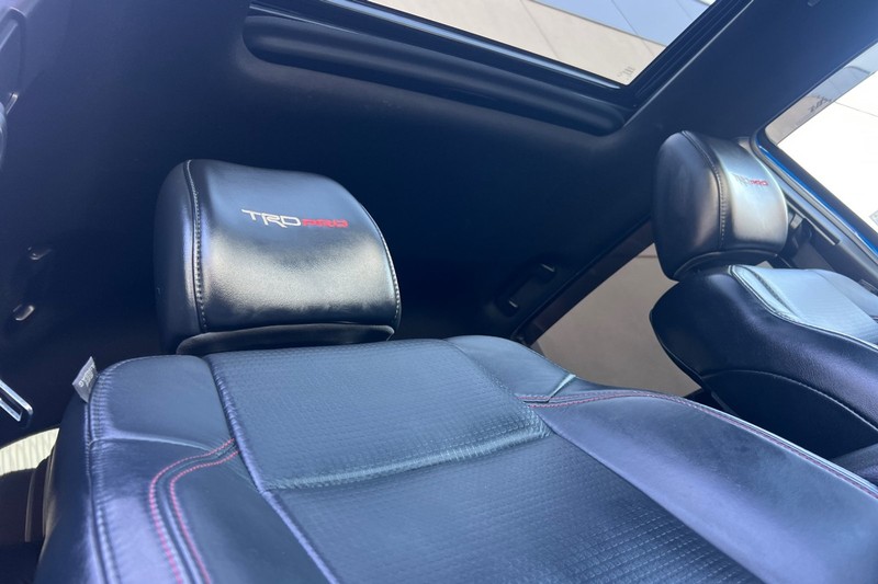 Toyota Tacoma 4WD Vehicle Full-screen Gallery Image 16